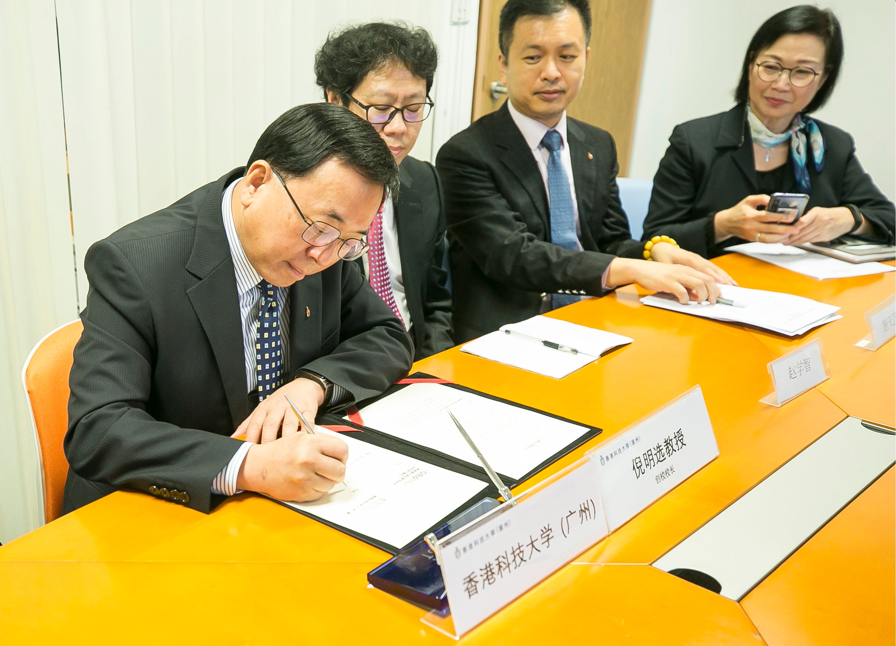 HKUST(GZ)’s President Prof. Ni (first from the left) signs the agreement in Hong Kong HKUST(GZ)’s President Prof. Ni (first from the left) signs the agreement in Hong Kong