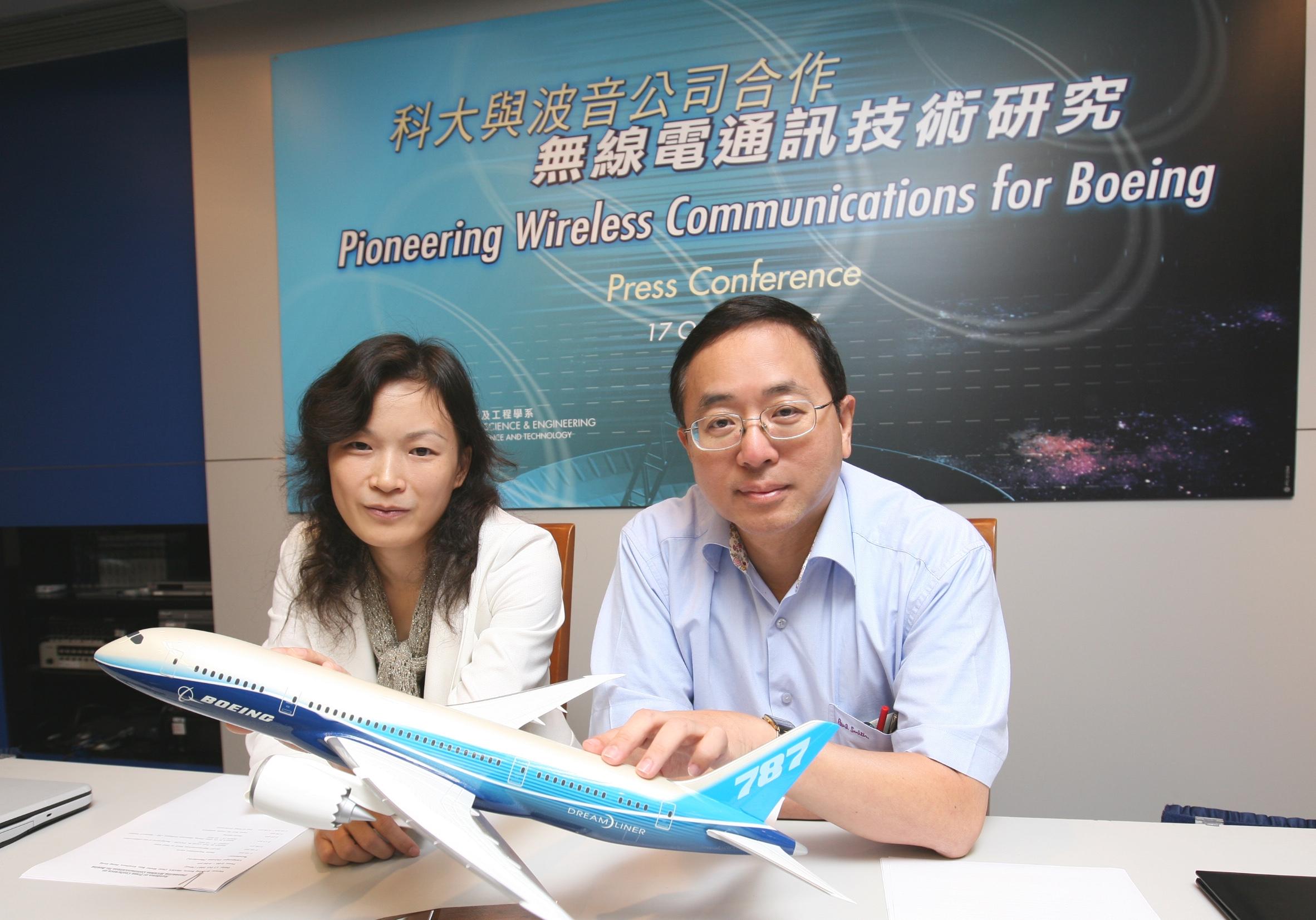 Professor Lionel Ni (right) and Dr Zhang, from HKUST's Computer Science and Engineering Department at the press conference.